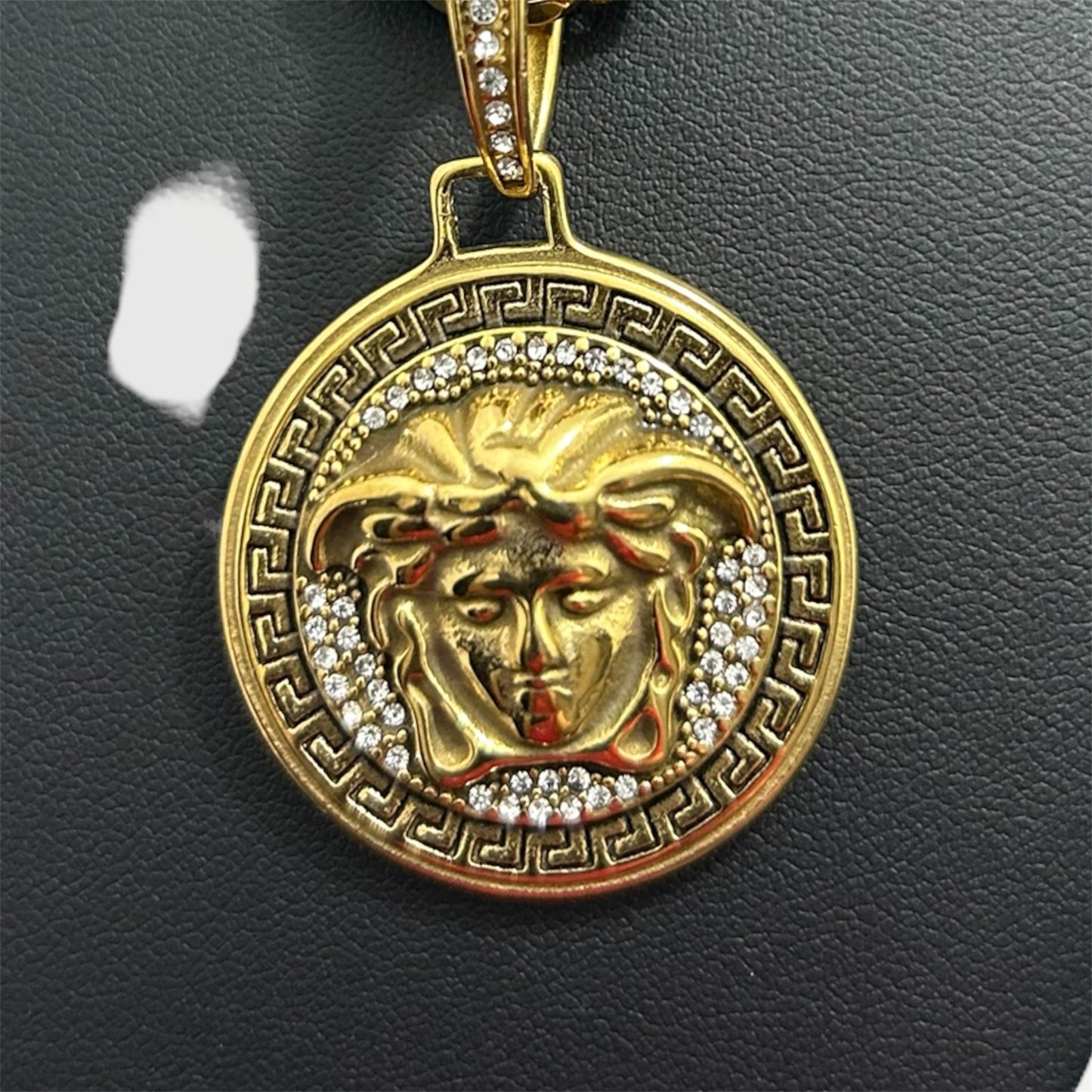 Cadena Turbillón con Dije Versace y Piedras Incrustadas